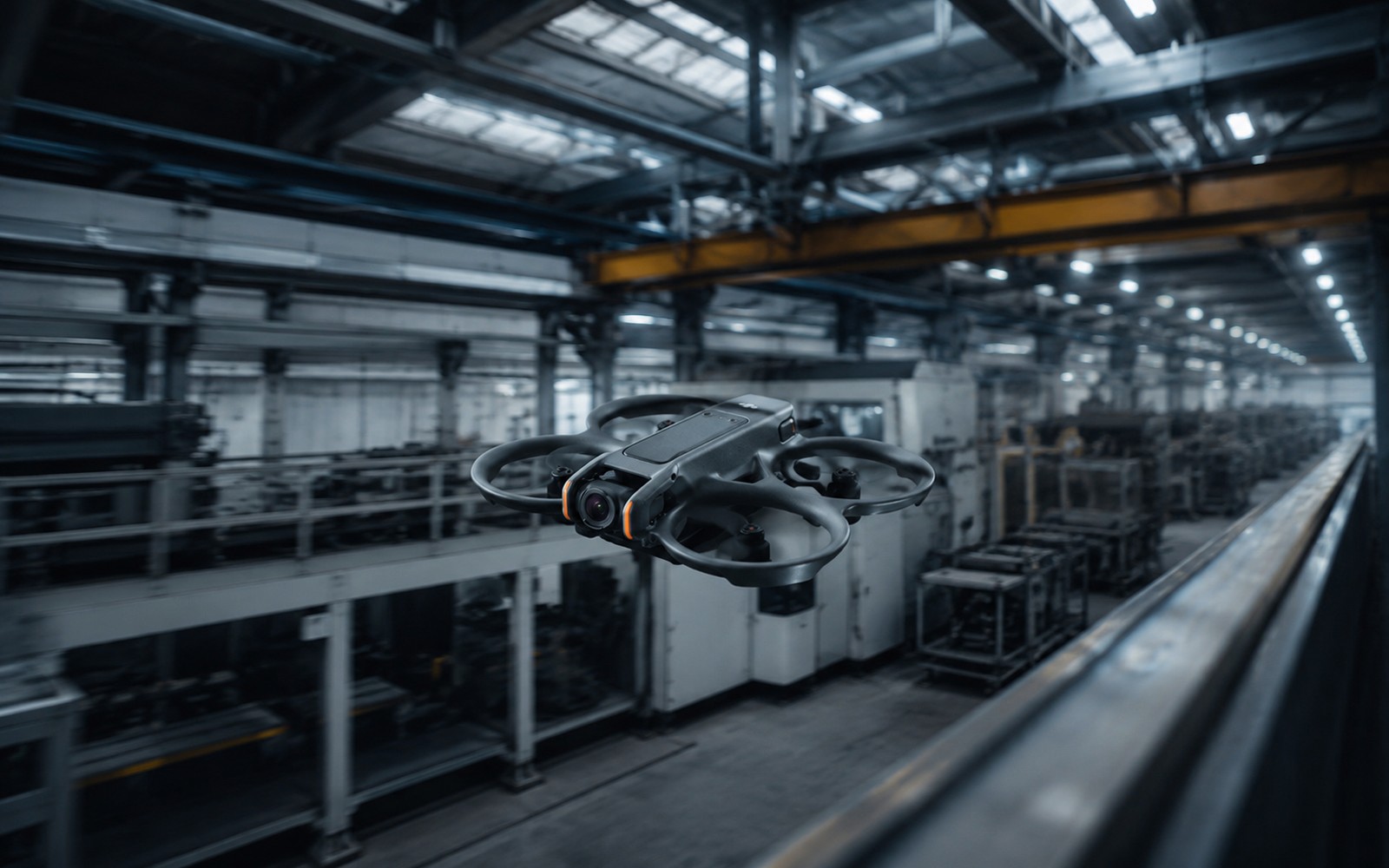 FPV-Drohne fliegt durch eine Industriehalle nah an Arbeitsabläufen vorbei