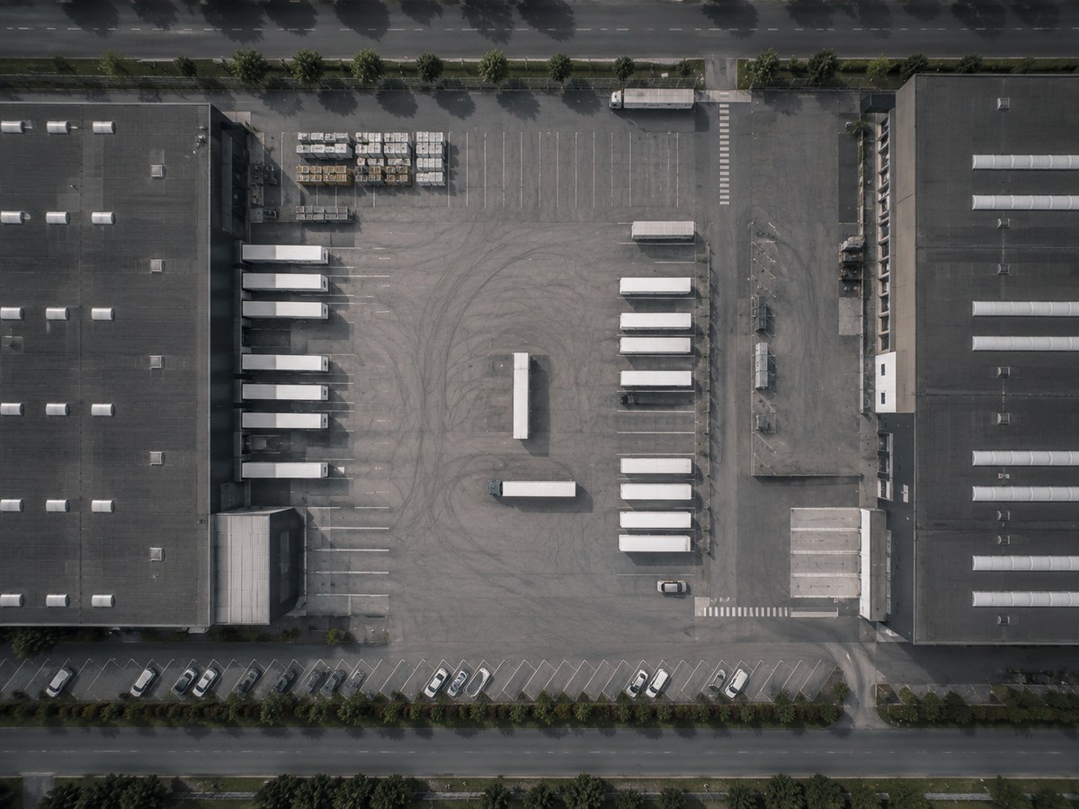 Logistikfläche mit Fahrzeugen aus der Vogelperspektive