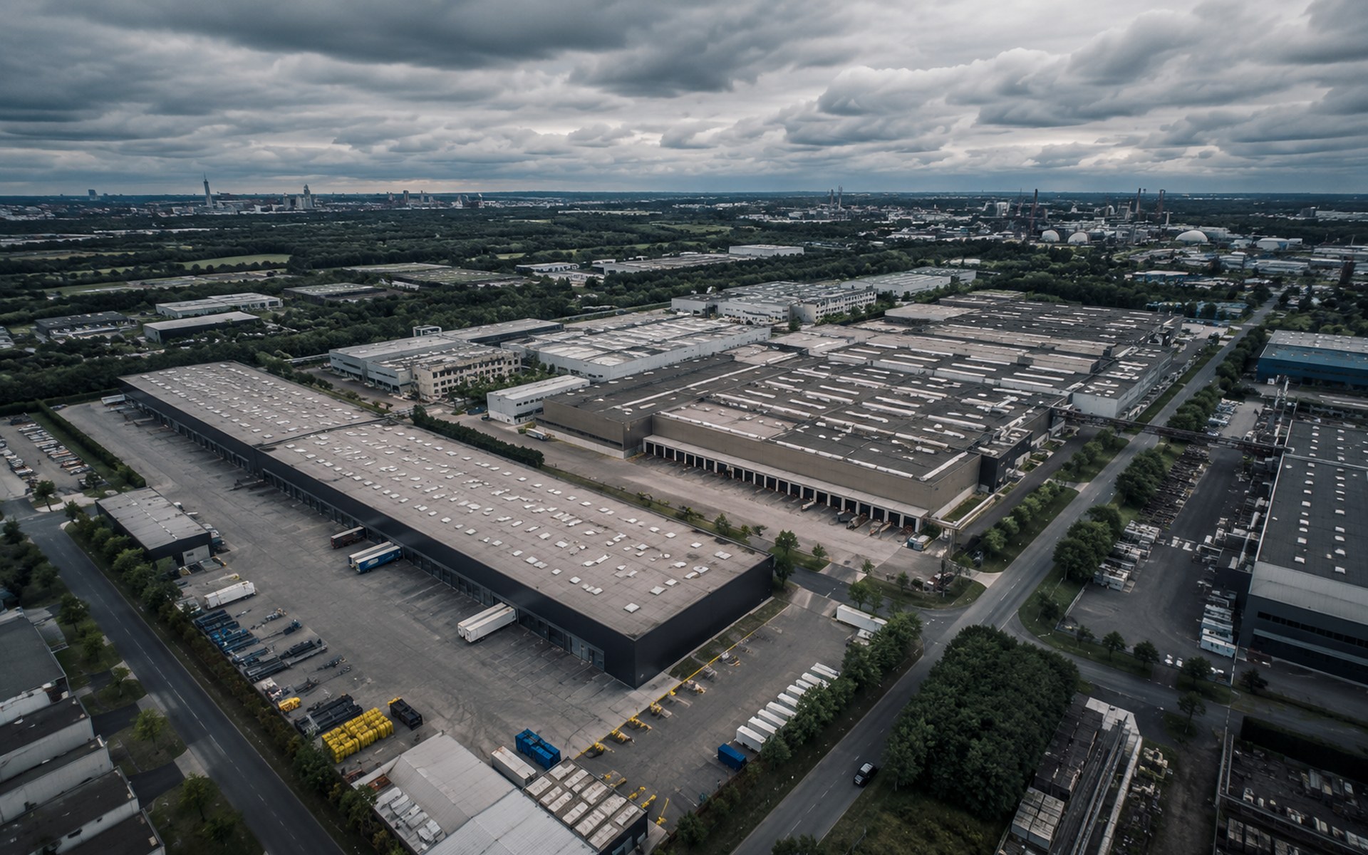 Weitläufiges Industriegelände mit Produktionshallen und Logistikflächen im Ruhrgebiet