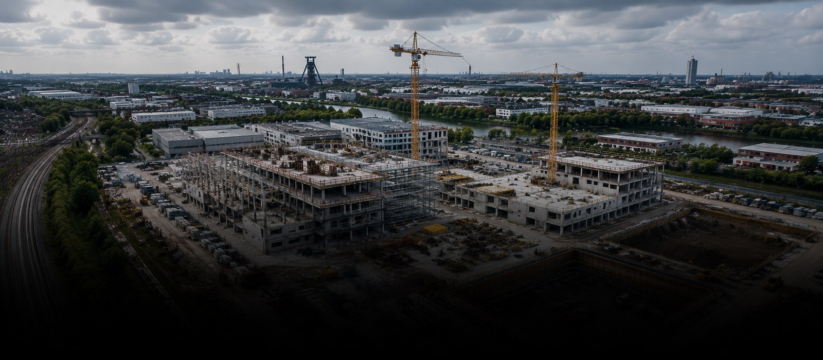 Baustelle mit sichtbarem Baufortschritt aus der Luft