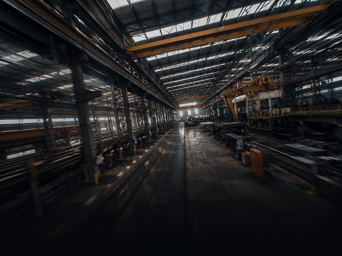 FPV-Drohne in einer Werkshalle