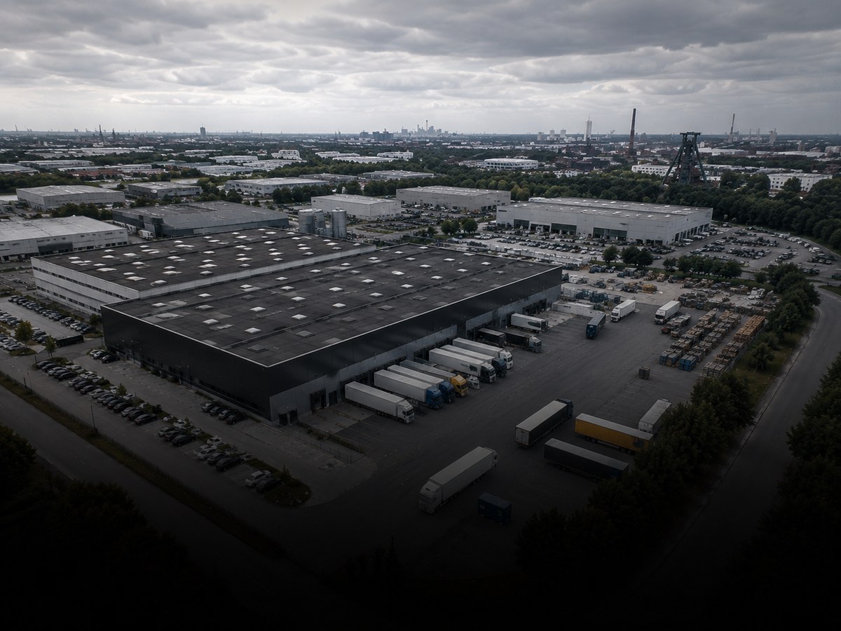 Industriestandort mit Produktionshallen und Logistikflächen aus der Luft